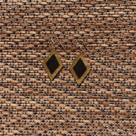 Handmade Black & Gold Beaded Earrings. Peyote Stitch, Diamond shape. - Picture 8 of 9